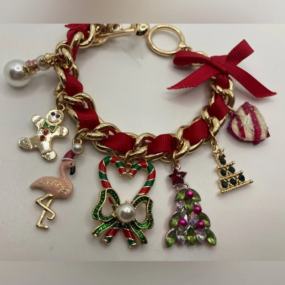 BETSEY JOHNSON Christmas Holiday Charm Bracelet Gold with Red Ribbon NEW NWT - Picture 3 of 4